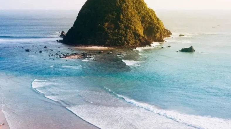 Wisata Alam Eksotis yang Dihiasi Kekayaan Budaya dari Berbagai Suku Nusantara